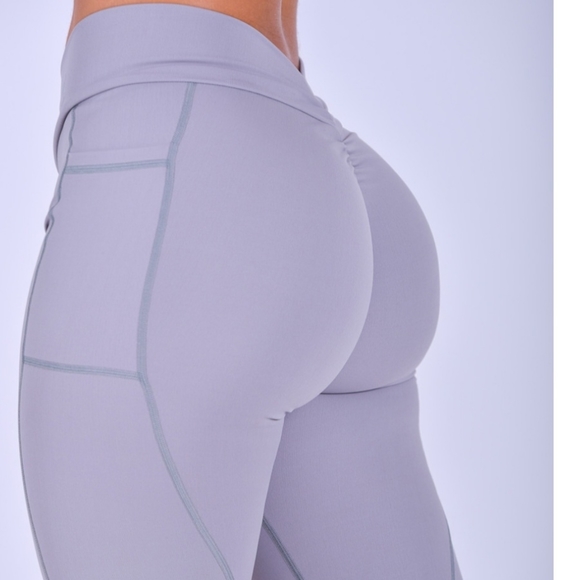 CLS SPORTSWEAR V back pocket leggings with srunch butt . - Picture 1 of 10